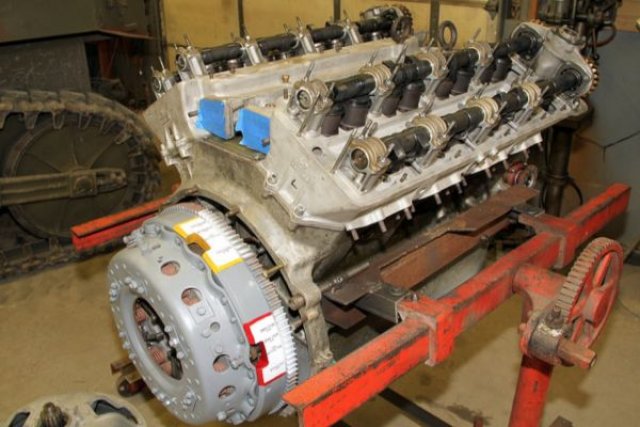 Странната съдба на най-големия бензинов V8 в историята
