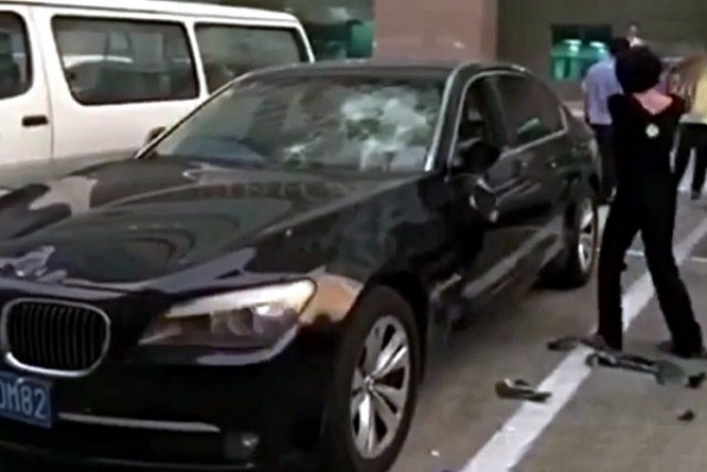 Ревнива китайка потроши чисто ново BMW 740