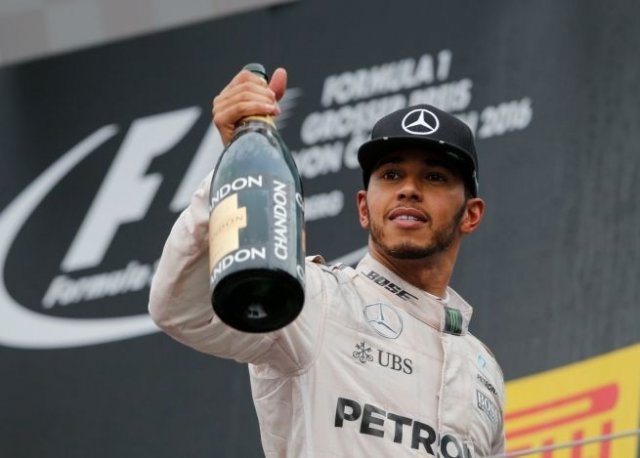 Хамилтън спечели в Австрия след нова удар с Розберг