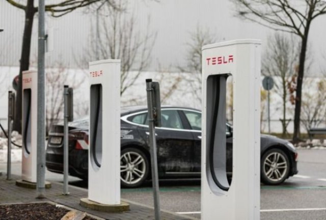 Зимата дойде, Tesla замръзна (ВИДЕО)