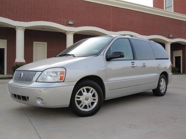 Ford отзова близо половин милион коли в САЩ