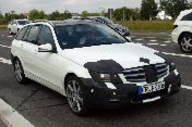 Първи снимки от интериора на обновената C-Class