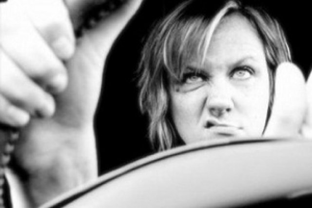 Най-агресивните шофьори - жени с малки коли