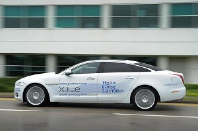 Jaguar е готов и с хибрид XJ