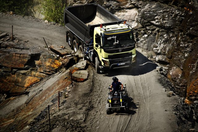 Хамстер върти волана на 15-тонно Volvo