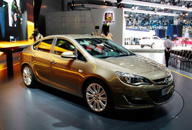Световна премиера на седана Opel Astra