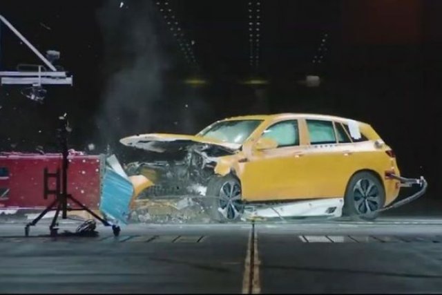 Как се разбива електрическият кросоувър на Mercedes (ВИДЕО)
