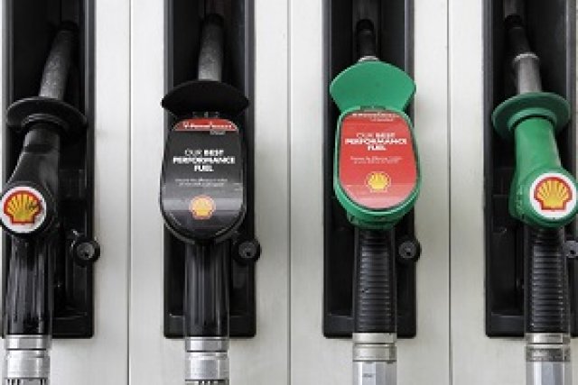 Купуваме най-малко бензин със заплатите си в цяла Европа