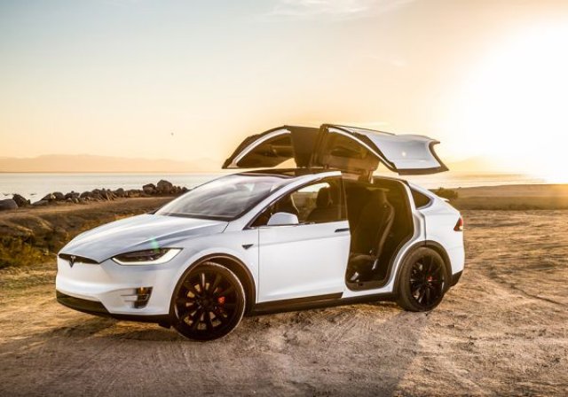 Камион отнесе врата на Tesla, отворила се сама (ВИДЕО)