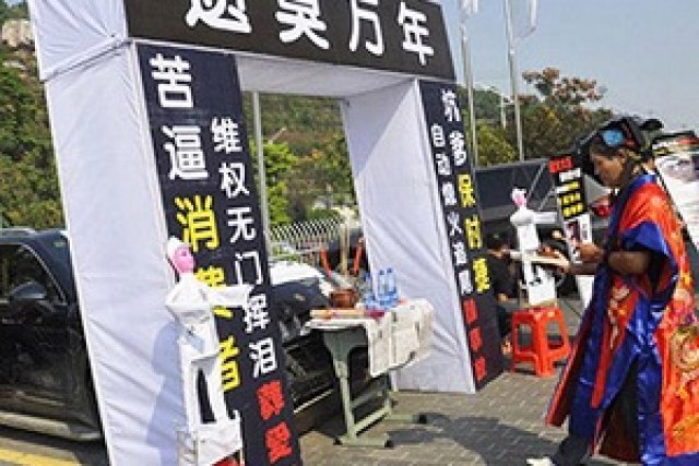 Китаец погреба Porsche Cayenne