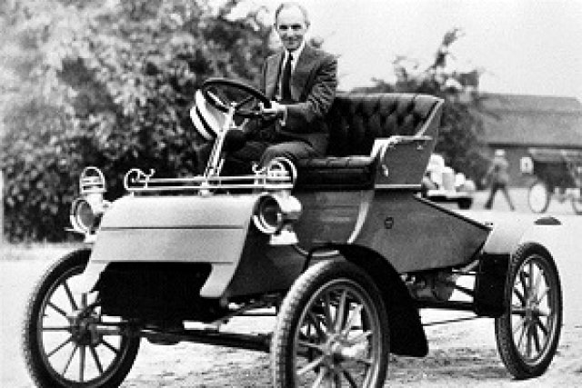 На 23 юли 1903 г. Хенри Форд продава първия си автомобил