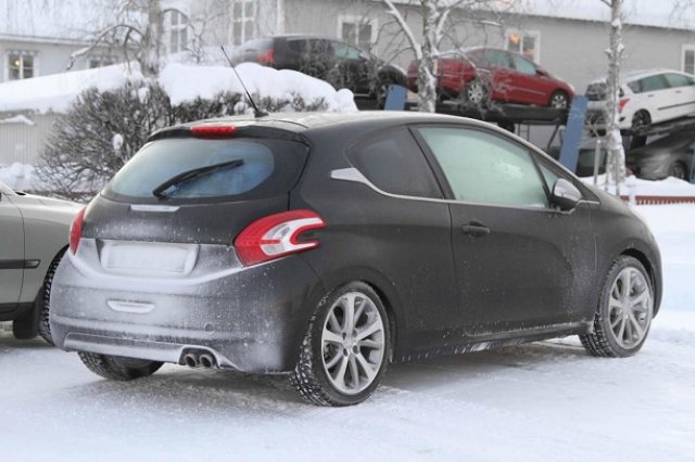 Peugeot 208 хвърля ръкавицата на Volkswagen Polo GTI 