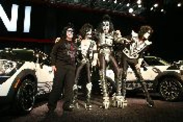 KISS и Mini за Япония