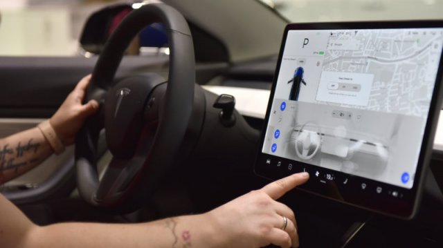 Tesla пуска достъп до Netflix и YouTube в колите си