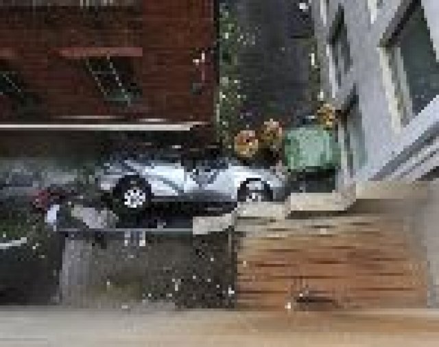 Жена пада от шестия етаж с кола