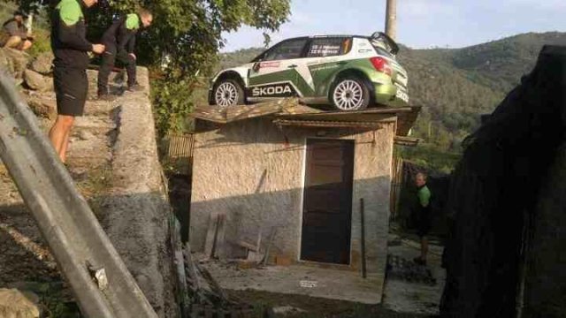 Кацнал на един покрив