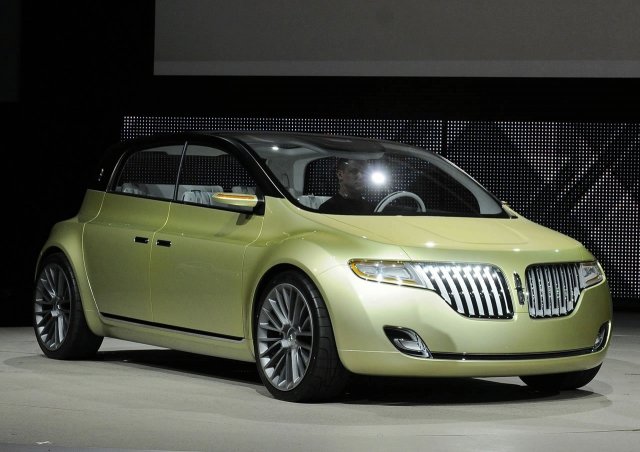 Lincoln готви първи компактен модел