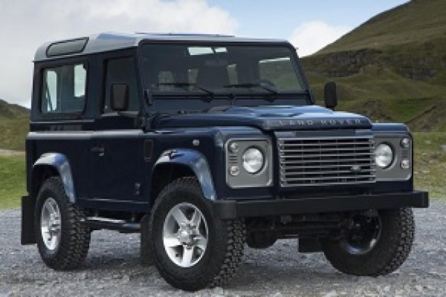 В САЩ унищожават незаконни Land Rover Defender