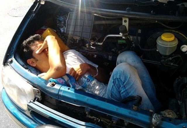 Хванаха българи със скрит при двигателя афганистанец