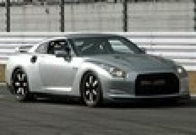 Nissan изпитва нова версия на GT-R