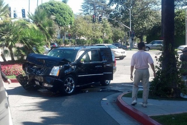 Puff Daddy катастрофира със своя Cadillac Escalade