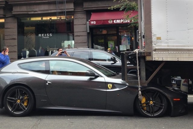 Камион смаза Ferrari FF за $300 000