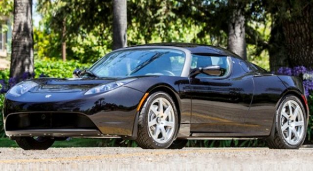 Джордж Клуни си продава електромобила заради суданци