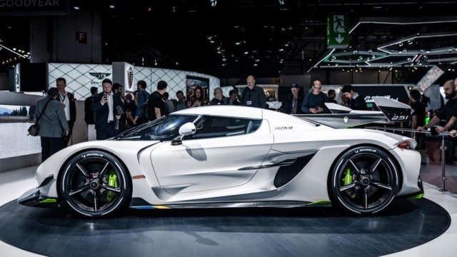 Koenigsegg гони рекорд за максимална скорост с Mission 500