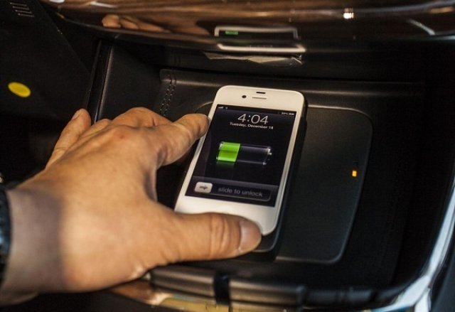 Toyota вече има безжично зарядно