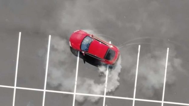 Вижте как дрифти Tesla Model S