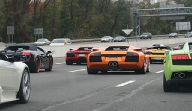 Полицаи помагат на участници в незаконна надпревара на пътя