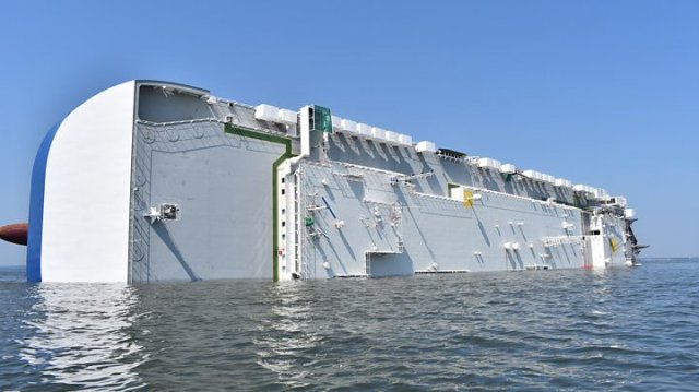 Кораб с 4000 нови коли се обърна в океана