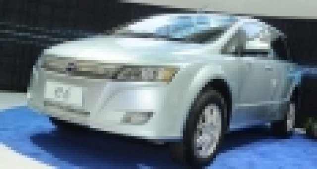 Китайски електрически кросоувър изминава 330 км