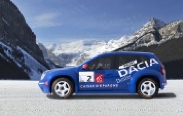 Ален Прост зад волана на състезателна Dacia Duster