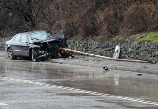 Audi отсече електрически стълб след катастрофа в Бояна