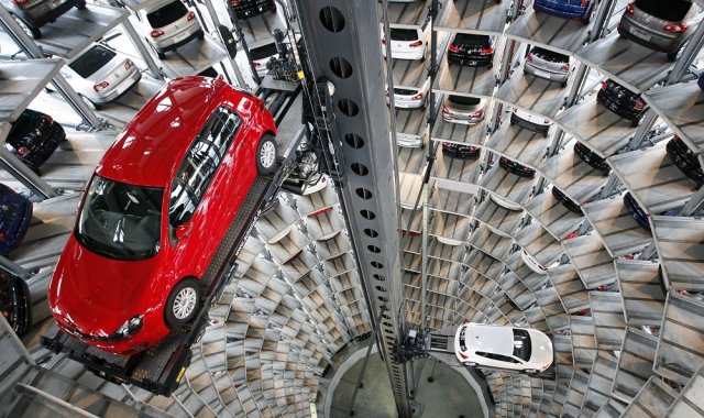 Volkswagen с осми пореден месец на намаляващи продажби