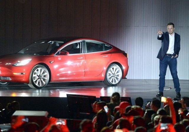 Служители на Tesla нанесоха нов удар на Мъск