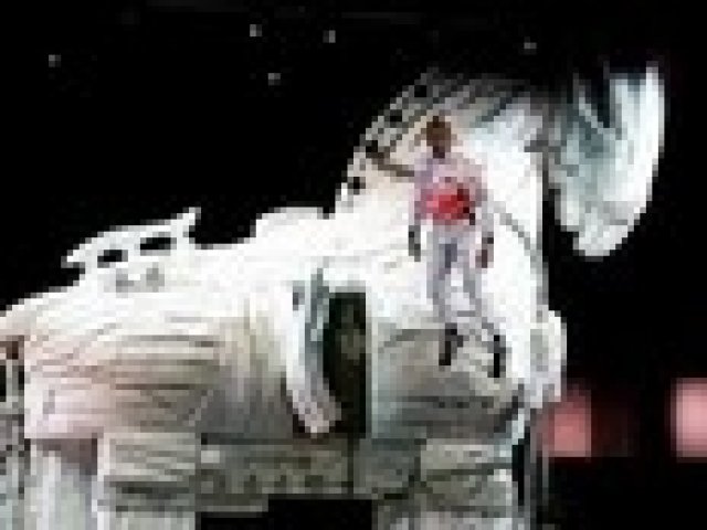 Луис Хамилтън в ролята на Аполон в Истанбул