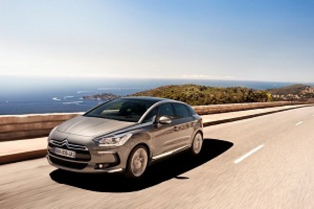 Новият френски президент се качва на хибриден Citroen DS5