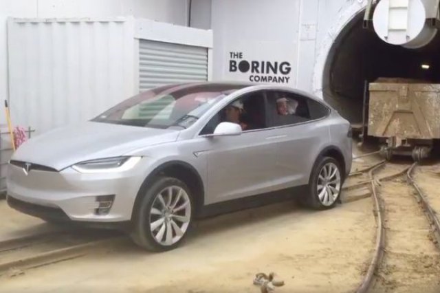 Tesla Model X тегли вагонетки с тегло 113 тона (ВИДЕО)