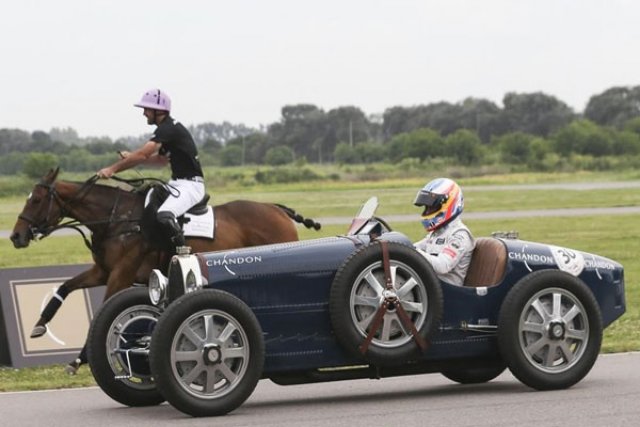 Фернандо Алонсо успя да надбяга кон с Bugatti (видео)