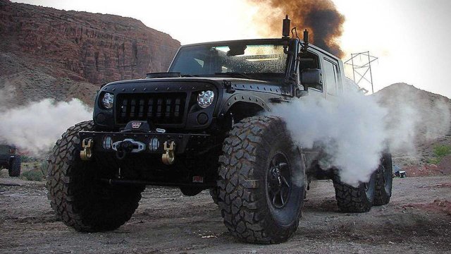 6-колесен Jeep Wrangler работи на дърва
