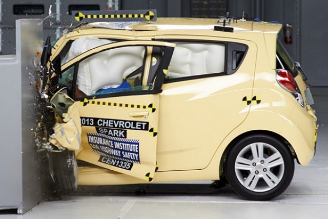 Само един компактен модел оцеля на краш-тест в САЩ