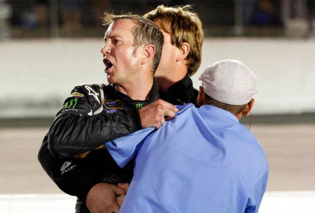 Шампион от NASCAR отстранен заради заплахи