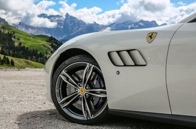 Ferrari тества модел на ток (ВИДЕО)
