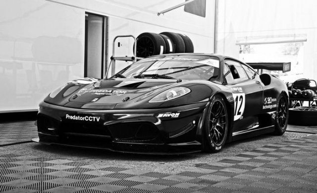 Откраднаха състезателно Ferrari