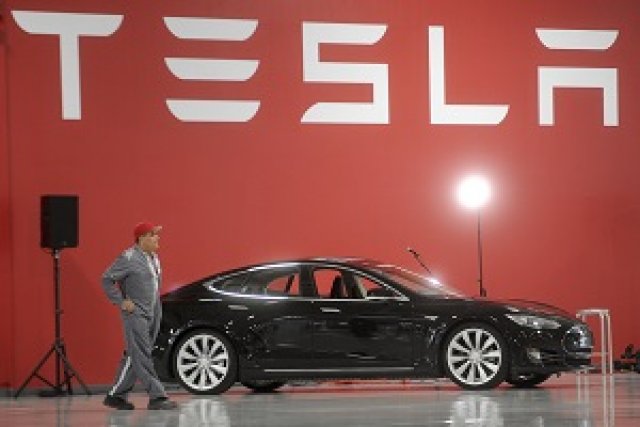 Как Daimler и Toyota спасиха Tesla от фалит?