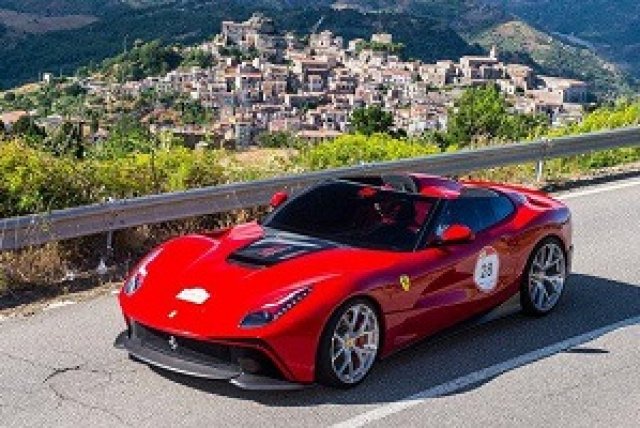 Ferrari разкри единствения F12 TRS
