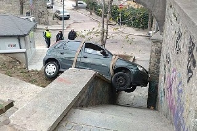 Дама плъзна парапет с кола