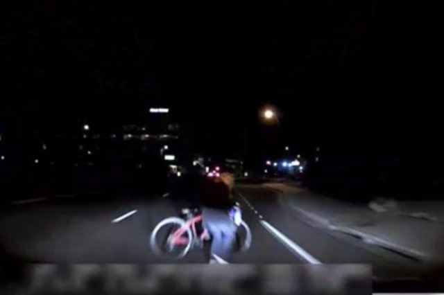 Експерти: Колата на Uber трябваше да спре преди удара (ВИДЕО ОТ СБЛЪСЪКА)